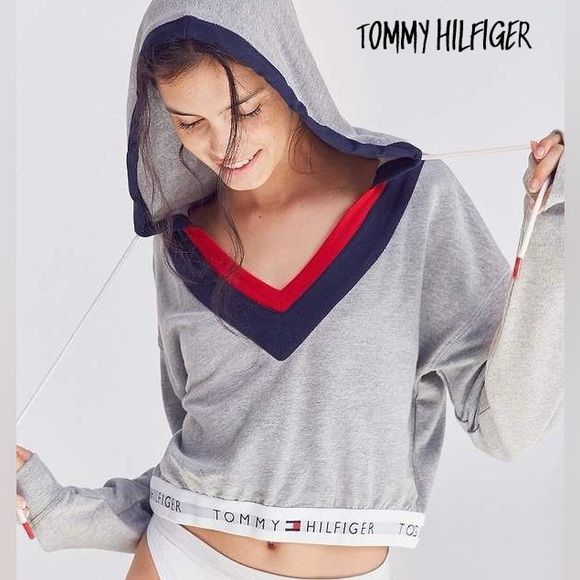 Tommy Hilfiger Sweaters - Tommy Hilfiger cropped hoodie